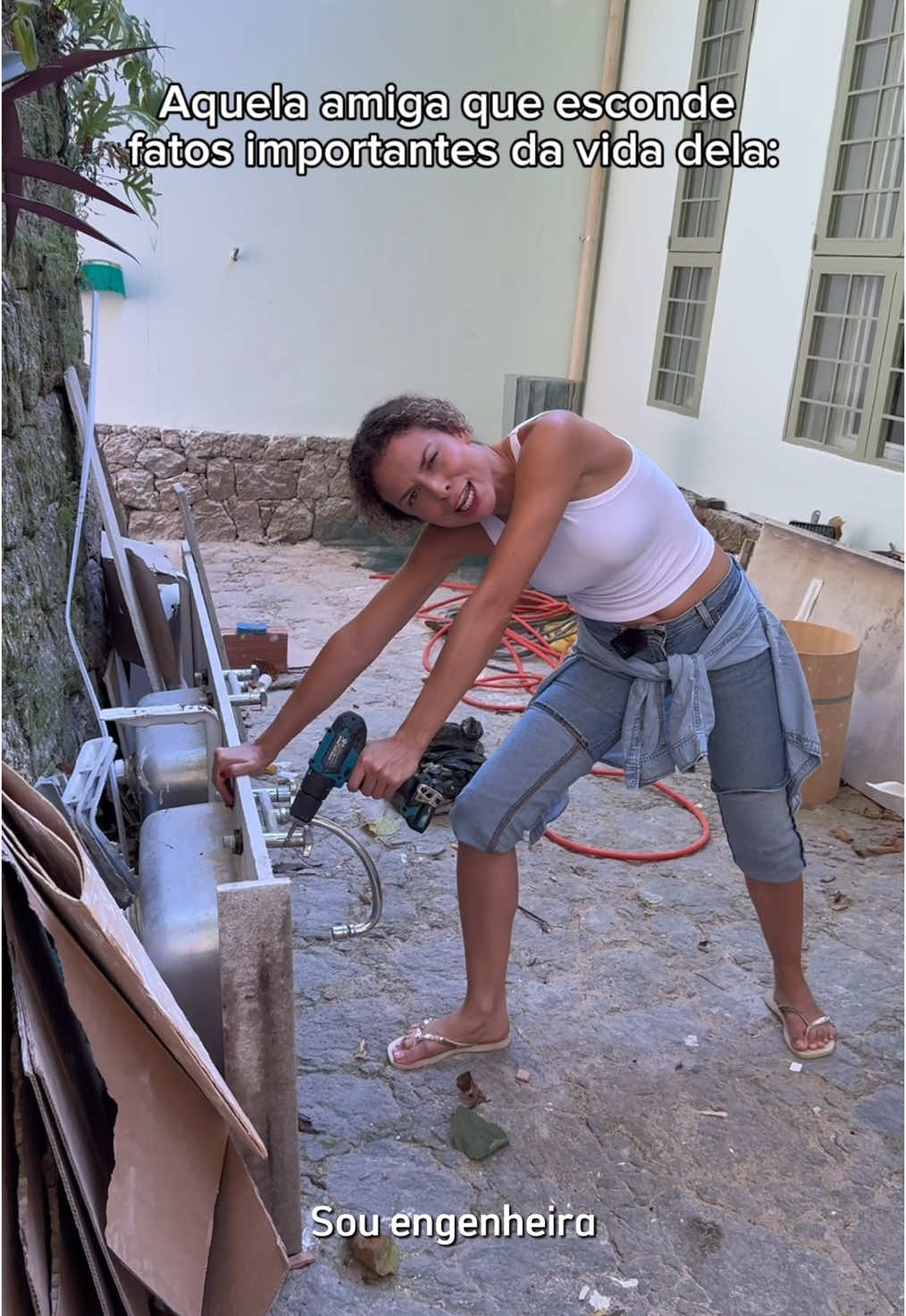 TikTok post by @larissagloor for Gillette Venus. Caption reads: É sempre uma descoberta kkkkkk   Gente, é....