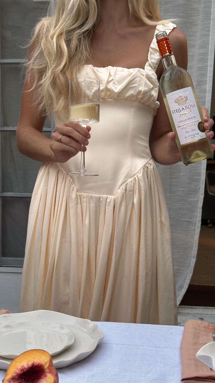 Instagram post by @amelia.edmondson for Stella Rosa Wines. Caption reads: Peachy dinner with the best to celebrate....