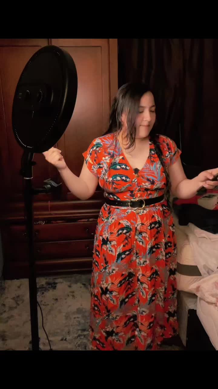 TikTok post by @evelyn_salgado_2 for Weilisi Official. Caption reads: Weilisi Large Ring Light with @weilisiofficial....