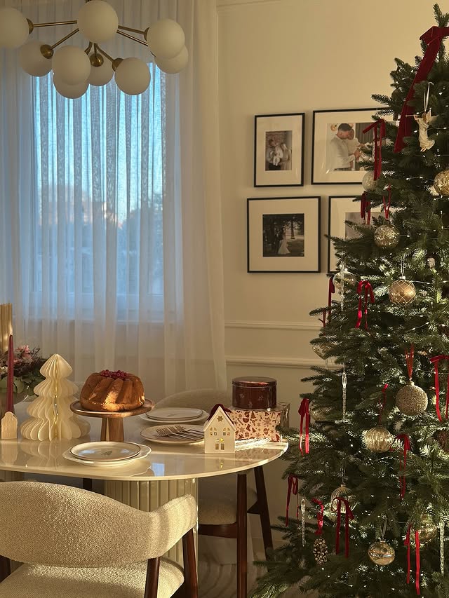 Instagram post by @antonelanovakovic for Sinsay. Caption reads: Uzurbani ali opet najljepsi prosinac♥️
Nezobilazna....