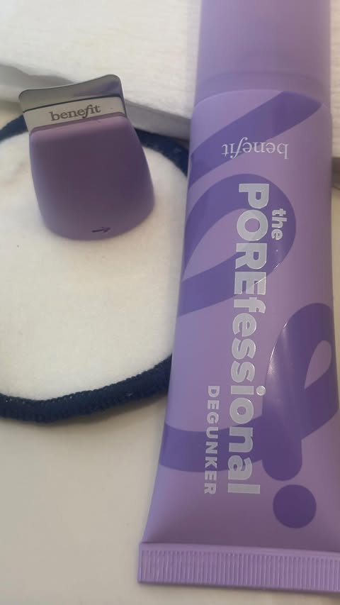 Instagram post by @dezdmc for Benefit Cosmetics. Caption reads: [...] 🦠The POREfessional Degunker!....