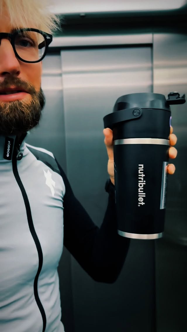 Instagram post by @szpki for Nutribullet. Caption reads: Shake’n’go, bez babrania! 🥤✨
Wrzucasz 🥭🍌,....