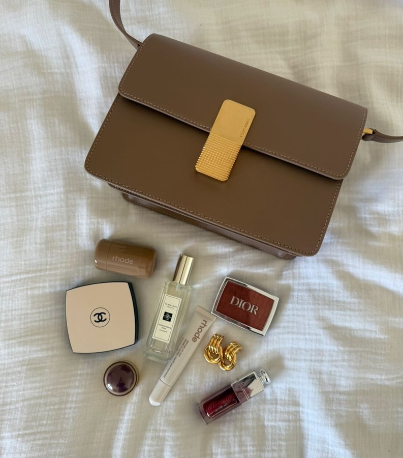 Instagram post by @carrieanne_ for Ateliers Auguste. Caption reads: botd 🫶

@ateliersauguste* @diorbeauty* @rhode*....