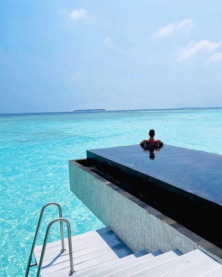 Instagram post by @travelingwithstyle_ for Condé Nast Traveller. Caption reads: Endless blue💙 @movenpickkuredhivarumaldives
#view....