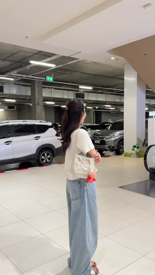 Instagram post by @khwanvasinee for Beyond The Vines. Caption reads: Me with @beyondthevinesthailand Crunch Carry All....