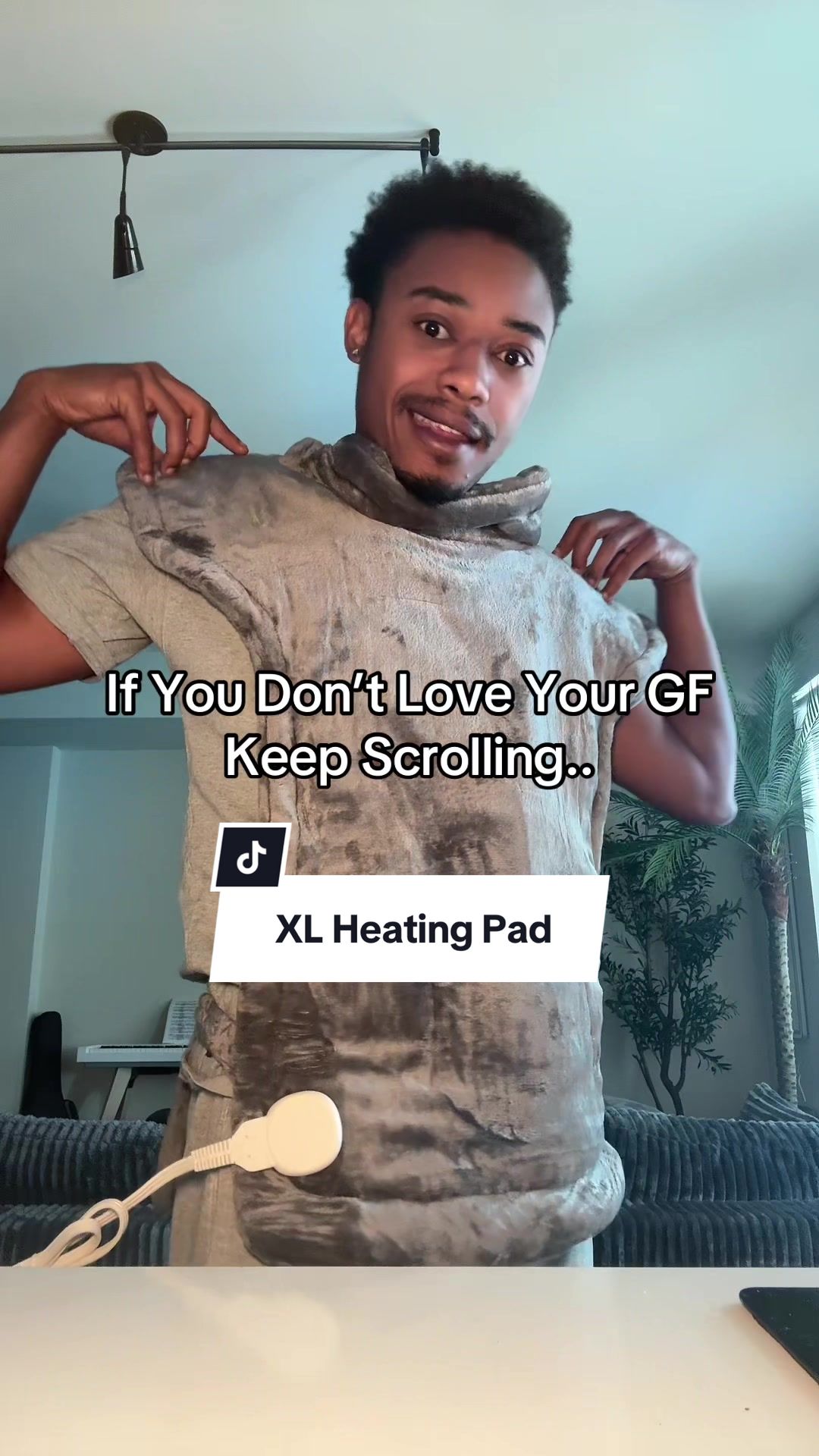 TikTok post by @shopdealsbyquis for RENPHO. Caption reads: They Finally Made A XL Heating Pad 🙏🏾 @RENPHO....