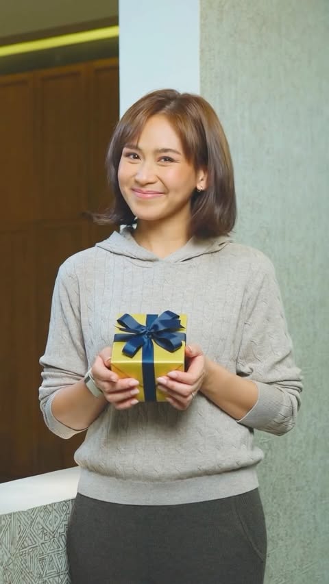Instagram post by @justsarahgph for Sun Life Philippines. Caption reads: Complete na ba ang Christmas gift list niyo?....