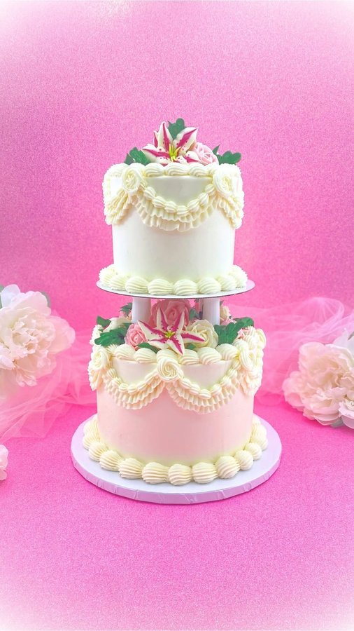 Instagram post by @erin.cakesandcupcakes for Chefmaster. Caption reads: 🌸 Set up your piping bag for buttercream....