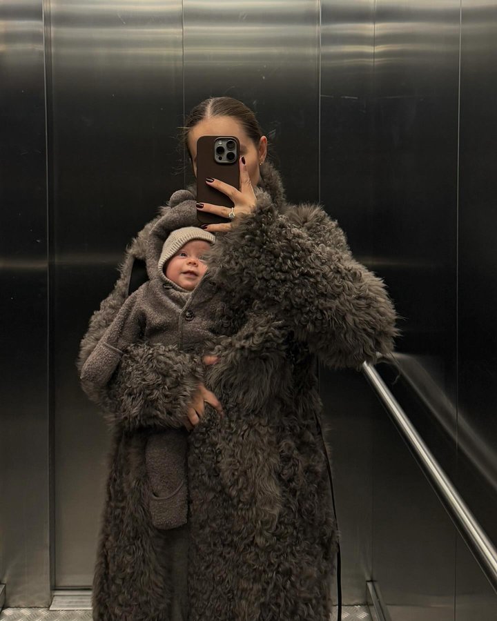 Instagram post by @mariakragmann for Holdit. Caption reads: Happy friday from me and my tiniest love 🦥🤎....