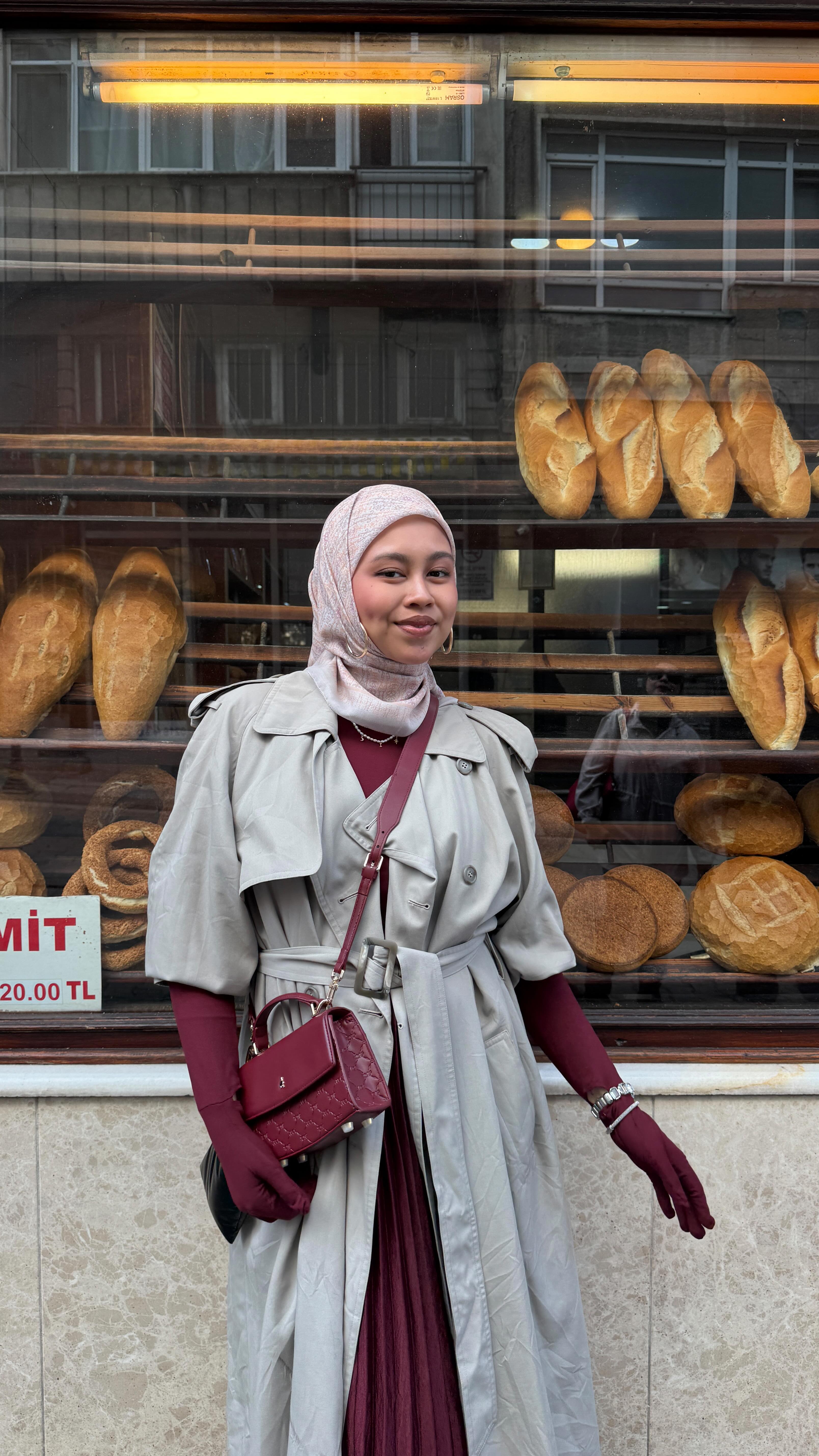 Instagram post by @syainaquiah for TudungPeople. Caption reads: frozen in time at Kadikoy with @tudungpeople....