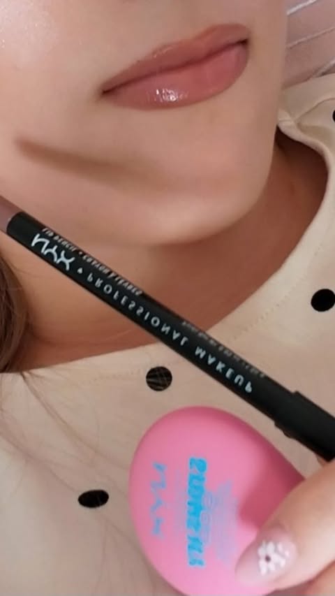 Instagram post by @nataliatomczak_ for NYX Professional Makeup Polska. Caption reads: 🧸✨️🤎 konturówka-857 Nude Beige maska do ust-04....