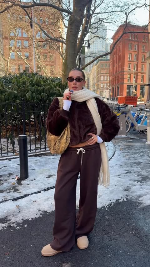 Instagram post by @livmanni for Aerie. Caption reads: [...] in the city in head to toe OFFLINE by @aerie....