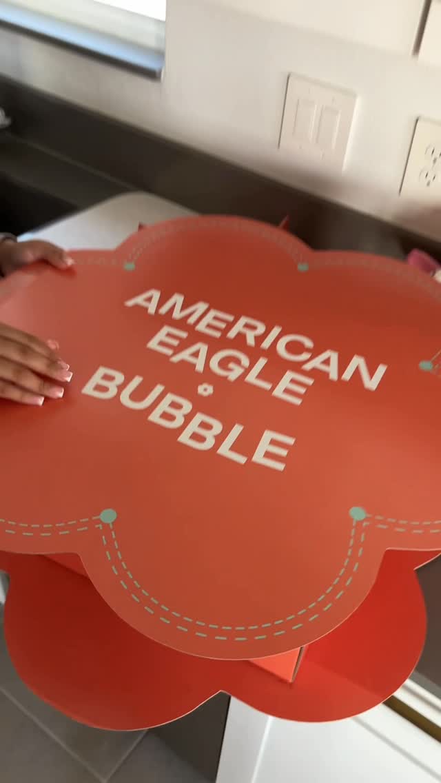 Instagram post by @delvfuente for Bubble. Caption reads: Unboxing ✨✨ thank you @bubble @americaneagle....