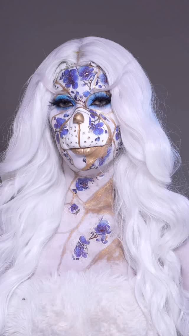 Instagram post by @yulettbeauty for Mehron Makeup. Caption reads: Dia 1/24 Grinch Kintsugi 🍶✨

Volvimos con la....