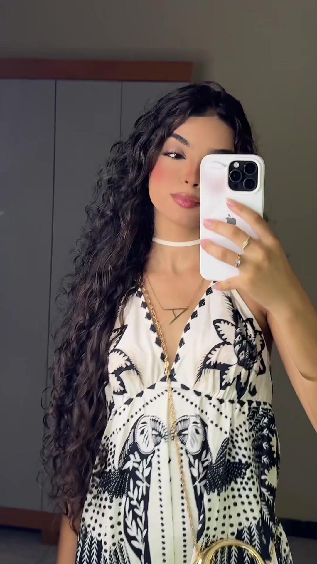 TikTok post by @_amaandasnts for Mercado Livre. Caption reads: esse vestido é tudooooo!!                         ....