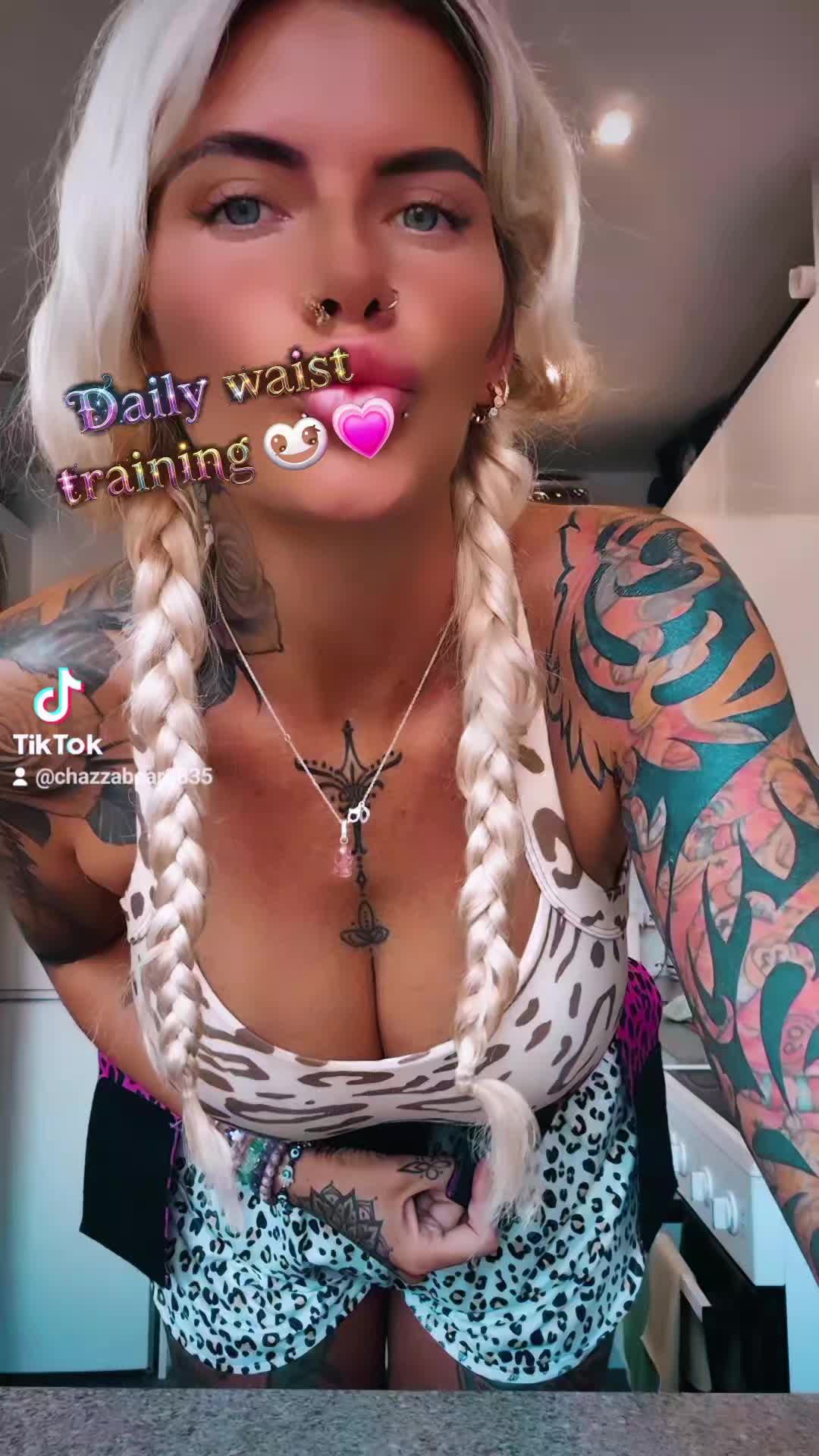 TikTok post by @chazzabear8835 for FeelinGirl-UK. Caption reads: [...] #feelingirlwaisttrainer #dealdrop....