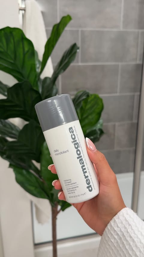 Instagram post by @alondrardiaz for dermalogica. Caption reads: [...] routine. So here’s mine! 🧖🏽‍♀️....