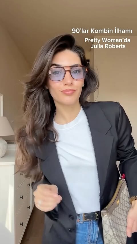 Instagram post by @sena_yakupoglu for Mai Collection. Caption reads: Sade blazer, kot pantolon ve beyaz tişörtle....