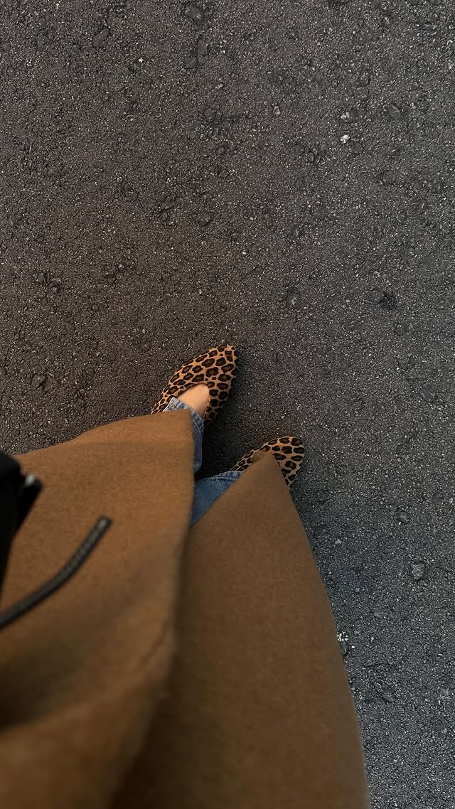 Instagram post by @andreabenhamou for OUTFITBOOK. Caption reads: Basic but cool 🖤🙋🏽‍♀️
Jeans: @outfitbook_....