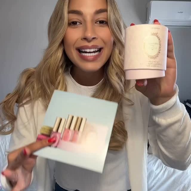 Instagram post by @elina_kalitzaki for ESTEE LAUDER. Caption reads: -Δεν είναι πάρα πολύ όμορφα?! @esteelauder #gifted....