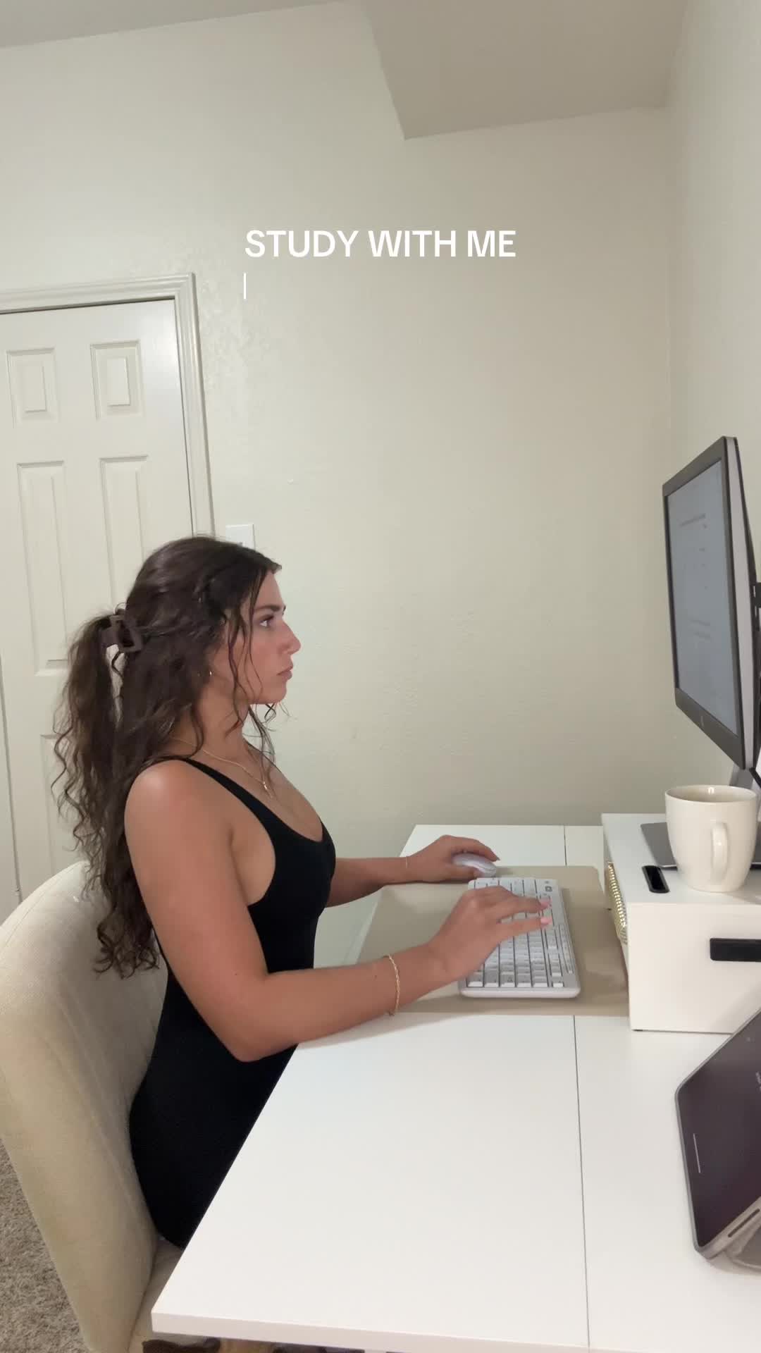 TikTok post by @isabel_sepanic for KIALA NUTRITION. Caption reads: A realistic Saturday for a dental student 🦷✨ #fyp....