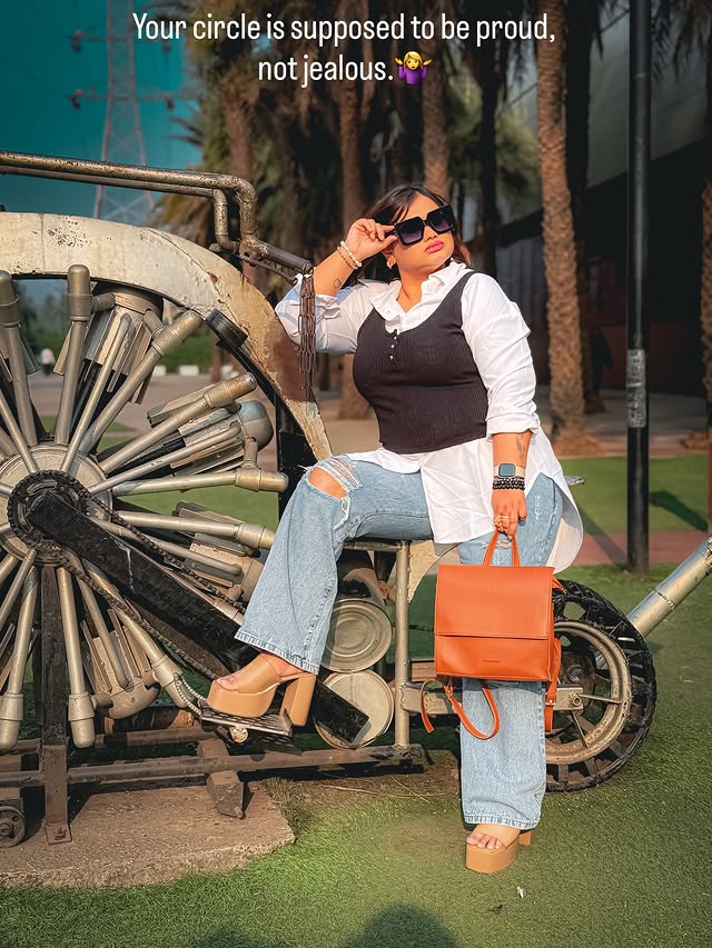 Instagram post by @piyali_toshniwal for lenskart. Caption reads: [...] @shoetopiaindia Boxy back Shades : @lenskart....