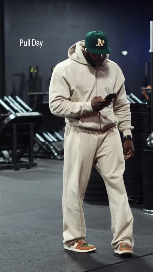 Instagram post by @mj3000 for Teveo. Caption reads: PULL DAY 🔥

Jogger Set: @teveo 
Black Friday is....