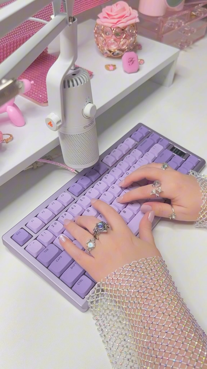 Instagram post by @daizedreams for Chilkey. Caption reads: Listen to this low profile keyboard![AD]

This is....