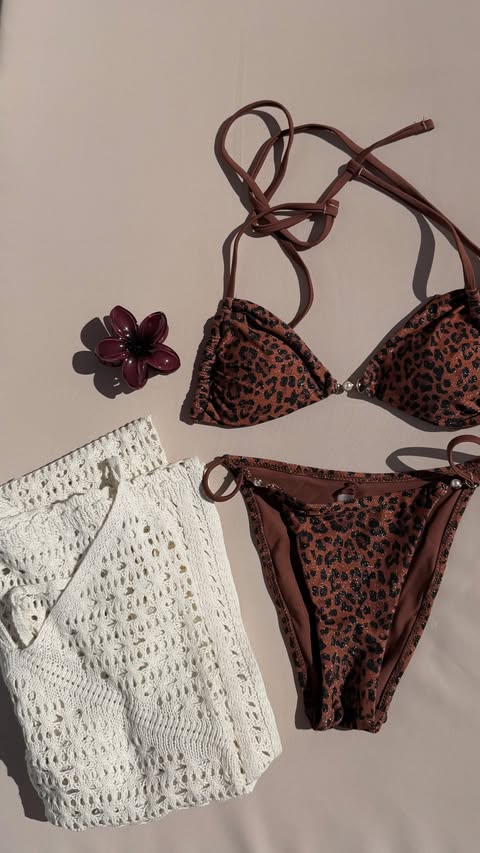Instagram post by @albiitacordo for BERLOOK. Caption reads: [...] he encontrado el set de playa perfecto....