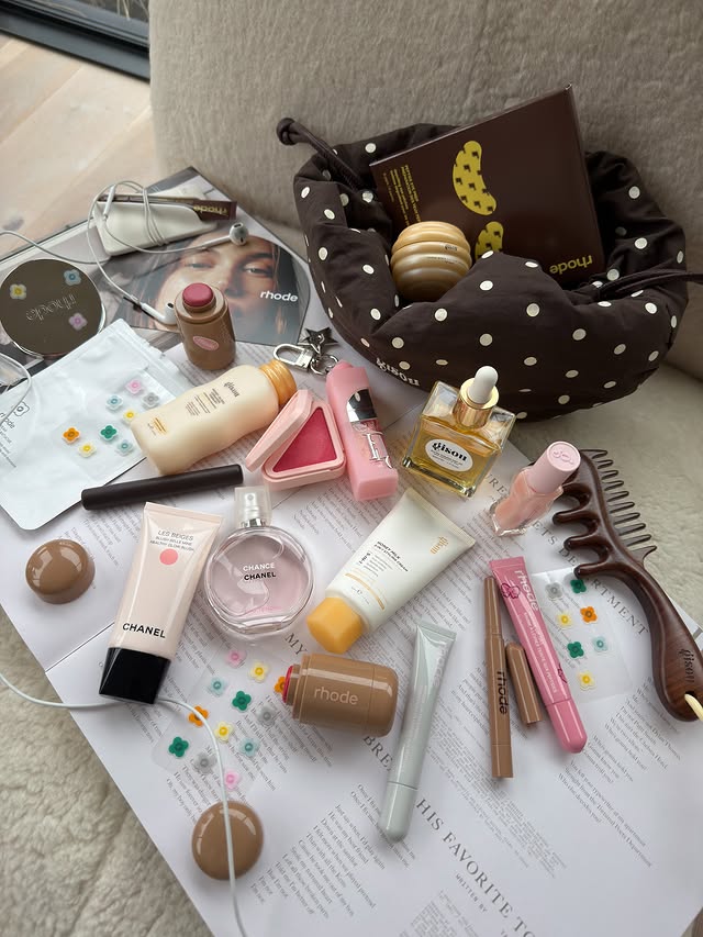 Instagram post by @moodpourtoi for Rhode Skin. Caption reads: [...] beauty, viral makeup #rhode #rhodeskin....