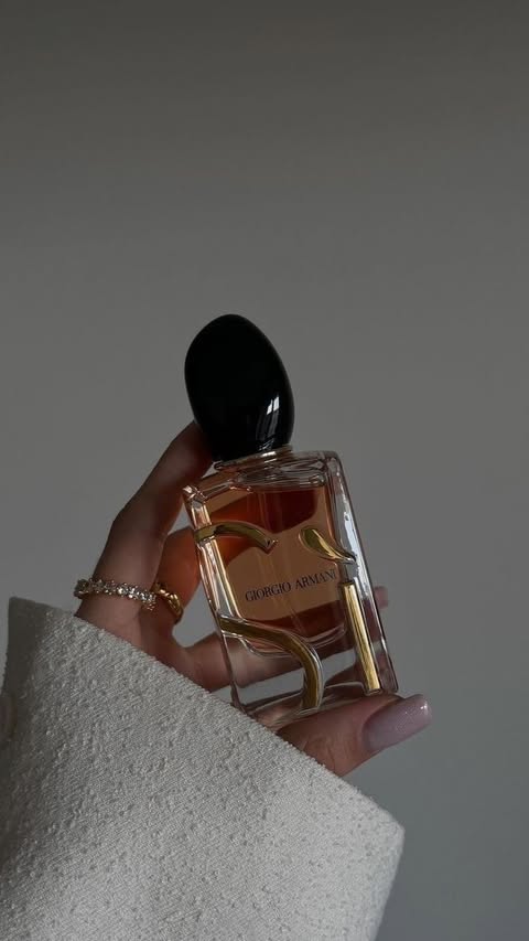 Instagram post by @elenaa.casale for Equivalenza. Caption reads: DUPE: Profumi di nicchia 🫧 Offerto da Equivalenza....