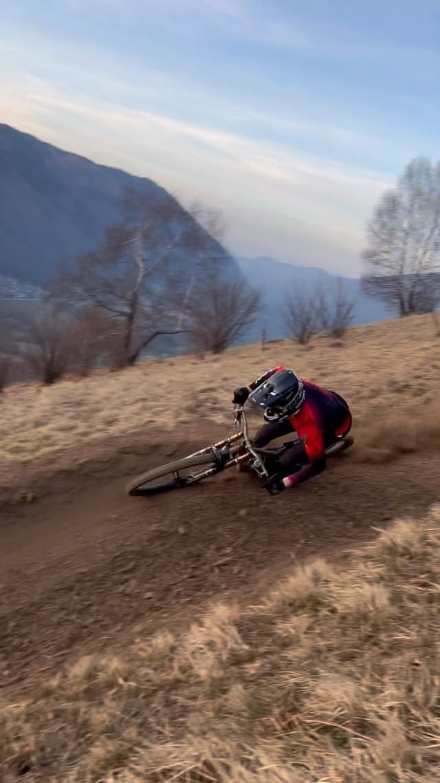 Instagram post by @commencalicstudio for 100% Bike. Caption reads: Bike and track on point 😮‍💨
( @jetsuspension the....