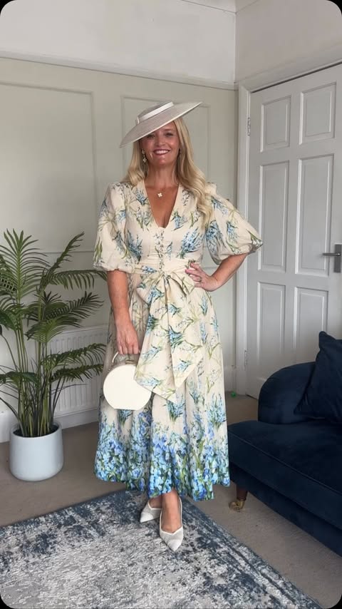 Instagram post by @caroline.dresses for Karen Millen. Caption reads: [...] I’ll add the link on my stories.....