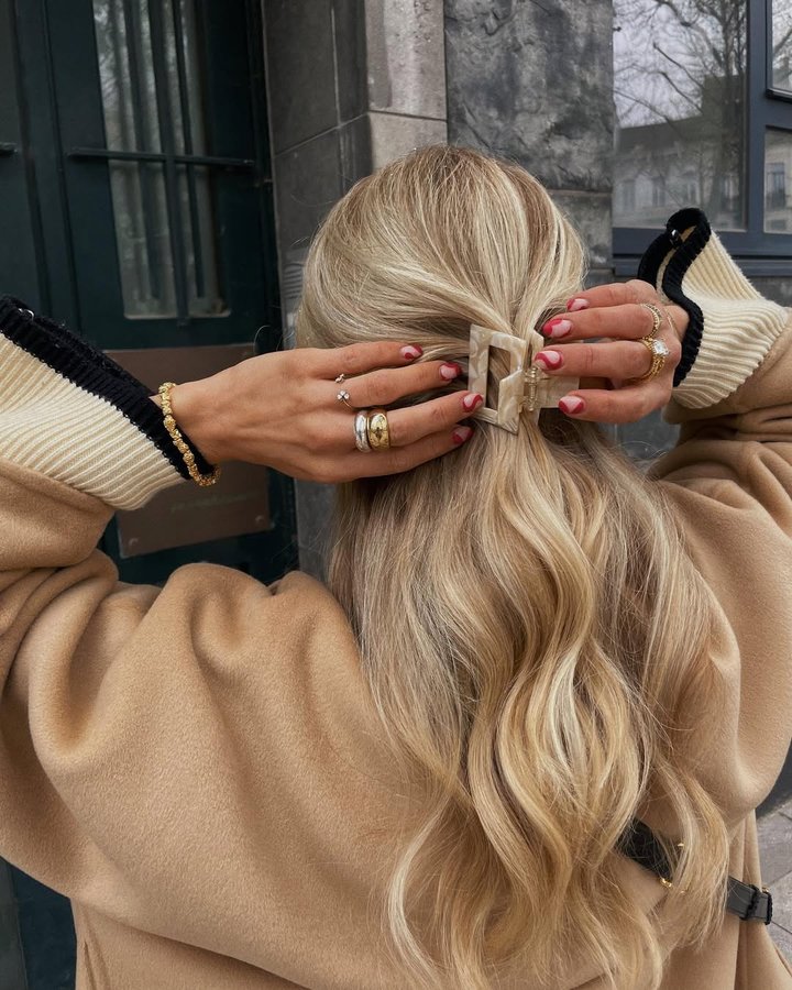 Instagram post by @oliviatps for 12 STOREEZ. Caption reads: [...] | ☁️☁️☁️
Outfit details below ✨:
Coat:....