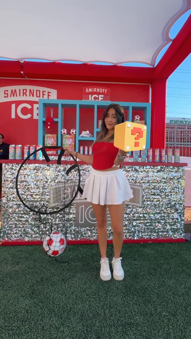 Instagram post by @mercedes_roa for Smirnoff. Caption reads: #AD al que meta un Ice gol le voy a dar un premio....