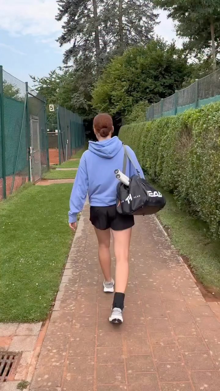 Instagram post by @tennis.de for CLIF BAR. Caption reads: Ready for your next tennis session? 
CLIF BAR....