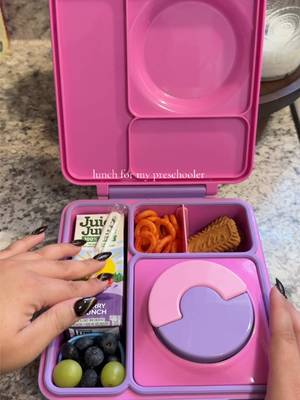 TikTok post by @alondragarzax for OmieLife. Caption reads: [...] #kidslunchbox #omiebox #kidslunchideas....