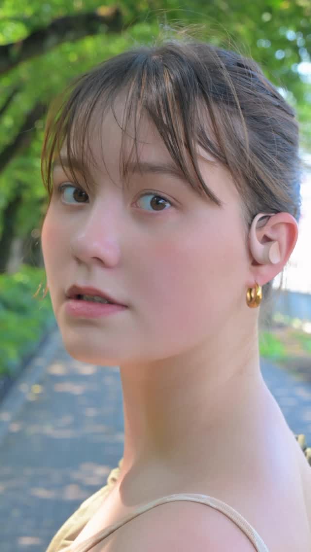Instagram post by @nenee_elizabeth for Jbl. Caption reads: 我が家、4台目のJBLはオープン型イヤホン🎧✨
家の中で「ながら聴き」したい人にはほんとにおすすめ....