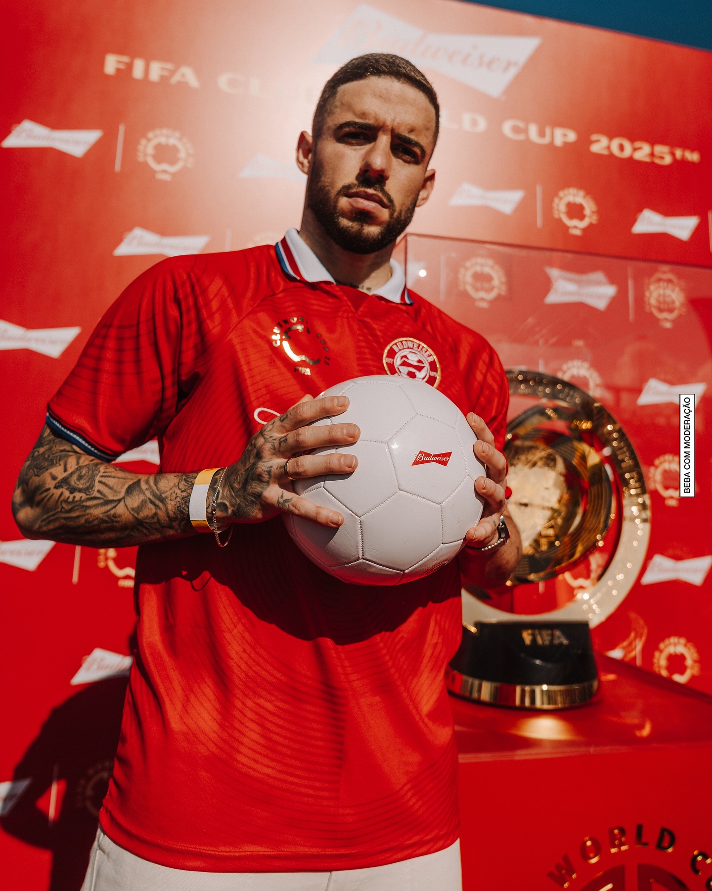 Instagram post by @kelvin_oliveira95 for Budweiser. Caption reads: A @budweiser_br me convocou pro time e eu fui....