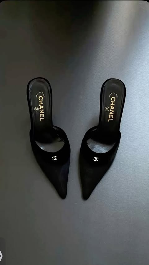 Instagram post by @lesliehannahbelle for POIZON. Caption reads: [...] hack unlocked ✨ 
Link in my bio to get....