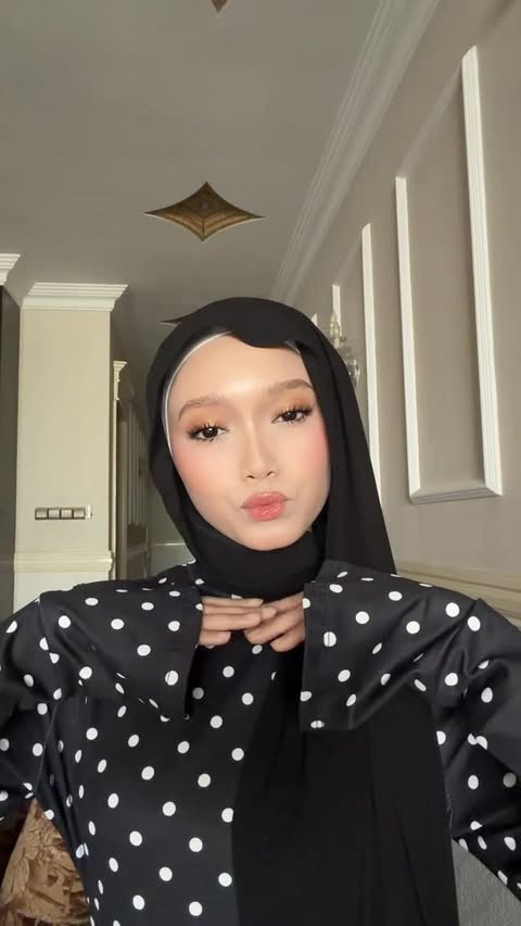 Instagram post by @liyamaisarah_ for Essence Cosmetics. Caption reads: [...] ♡ 
@essence_cosmetics....