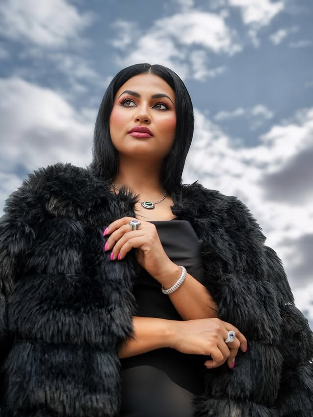 Instagram post by @nadiashahrilmenon for APM Monaco. Caption reads: [...] enjoying the holidays! 😍😍✨✨✨

✨ @apmmonaco....