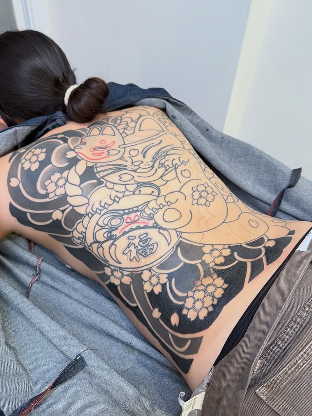 Instagram post by @horiinutattoo for EMALLA Official. Caption reads: 趕製背景中 【高雄日式傳統刺青｜客製化設計與計價】....