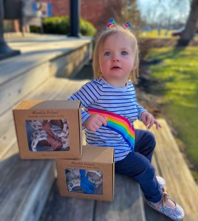 Instagram post by @dunnfamilyfun for Freshly Picked. Caption reads: RUN!!! The @freshlypicked Spring Fever Sale is....