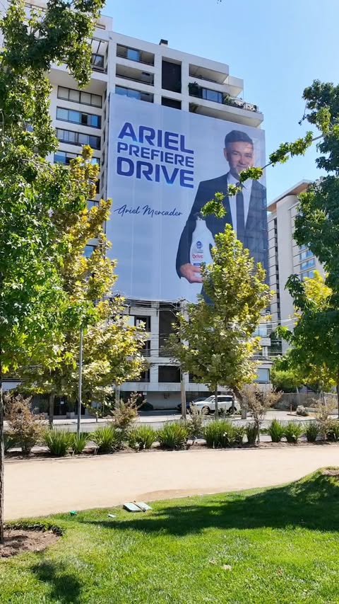 Instagram post by @darinka.ngr for Drive Chile. Caption reads: [...] ESTAS CAMPAÑAS 😱 #ArielPrefiereDrive....