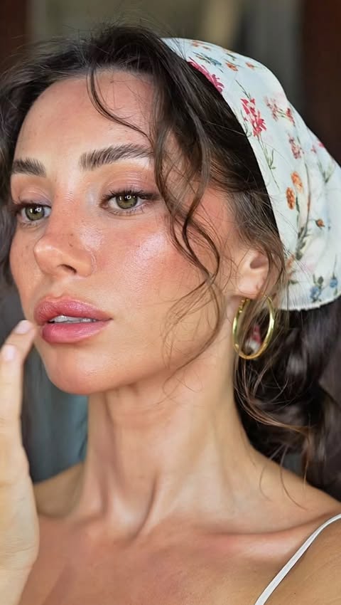 Instagram post by @ezgi.yay for Maybelline New York Türkiye. Caption reads: 🌾🍒🧺🪿 @narsissist Light Reflecting Hydrating....