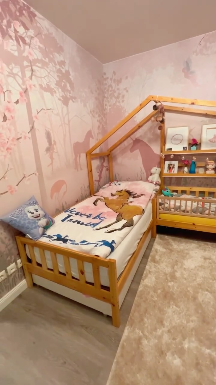 Instagram post by @sweethome_by_demet for Photowall. Caption reads: [...] Töchter wurde mit neuer Tapete von....