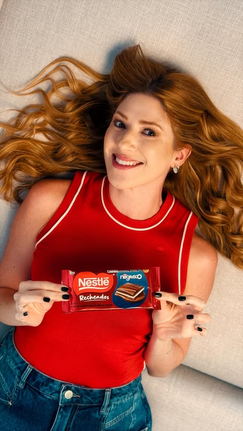 Instagram post by @danicalabresa for Chocolates Nestlé. Caption reads: Felicidade vem de dentro. Às vezes literalmente.....