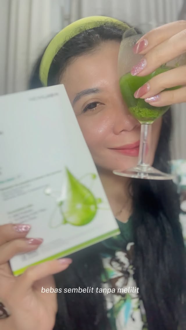 Instagram post by @adindapsoebroto for Newlab. Caption reads: NEWLAB Fitlogy Fiber Drink Apple minuman tinggi....