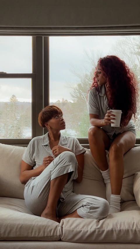 Instagram post by @taylasnts for Sunglass Hut. Caption reads: [...] so now we can enjoy lunch 📸❄️🧦....